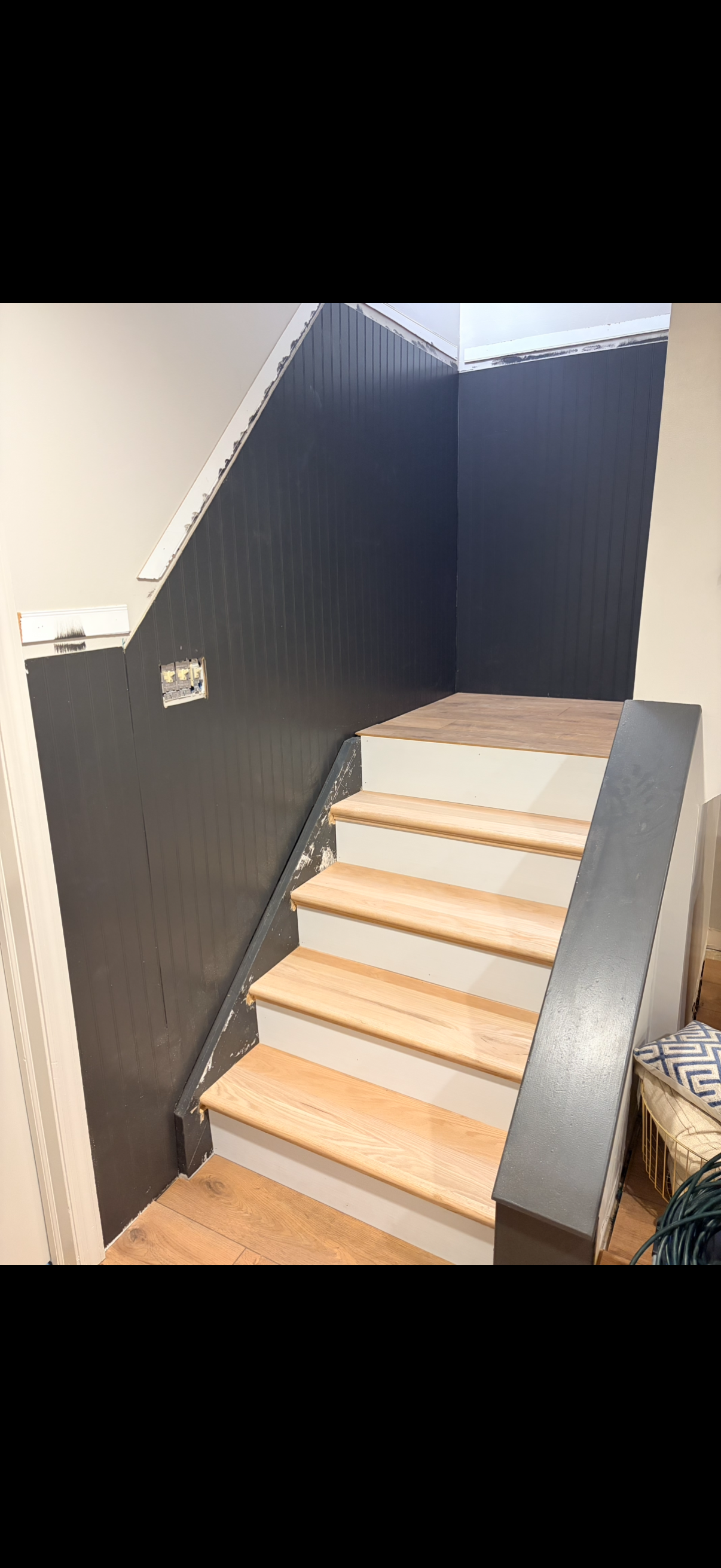 Staircase – Hardwood Treads & Dark Painted Stringers Complete